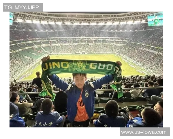 模仿各国足球明星的风采与技巧，展现个人魅力与团队精神的精彩瞬间